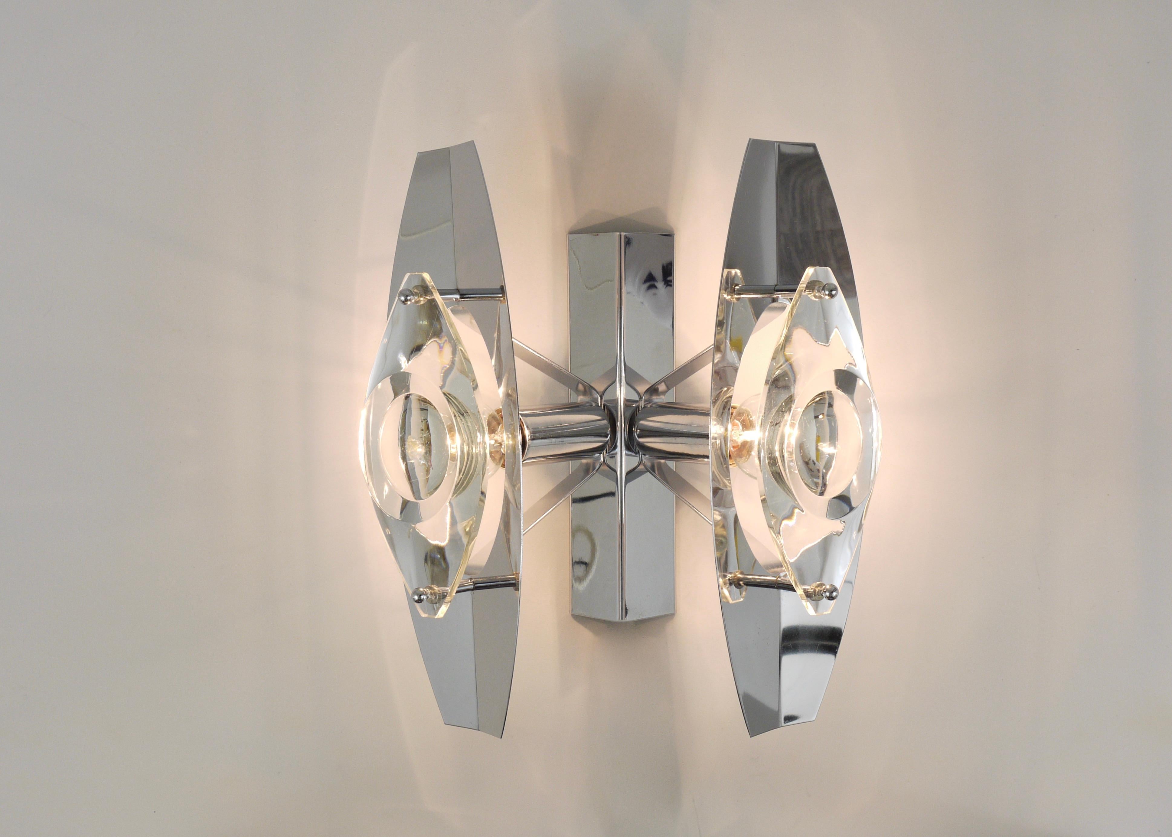 A beautiful large double wall light from the 1970s by Gaetano Sciolari with two light sources. Made of chrome-plated metal with stylish eye-shaped magnifying crystal glass shields. In excellent condition.