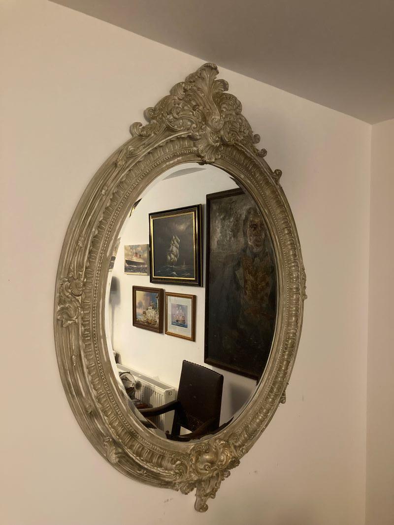 Gesso Un grand miroir mural de style rococo français, à l'aspect moderne mais antique en vente