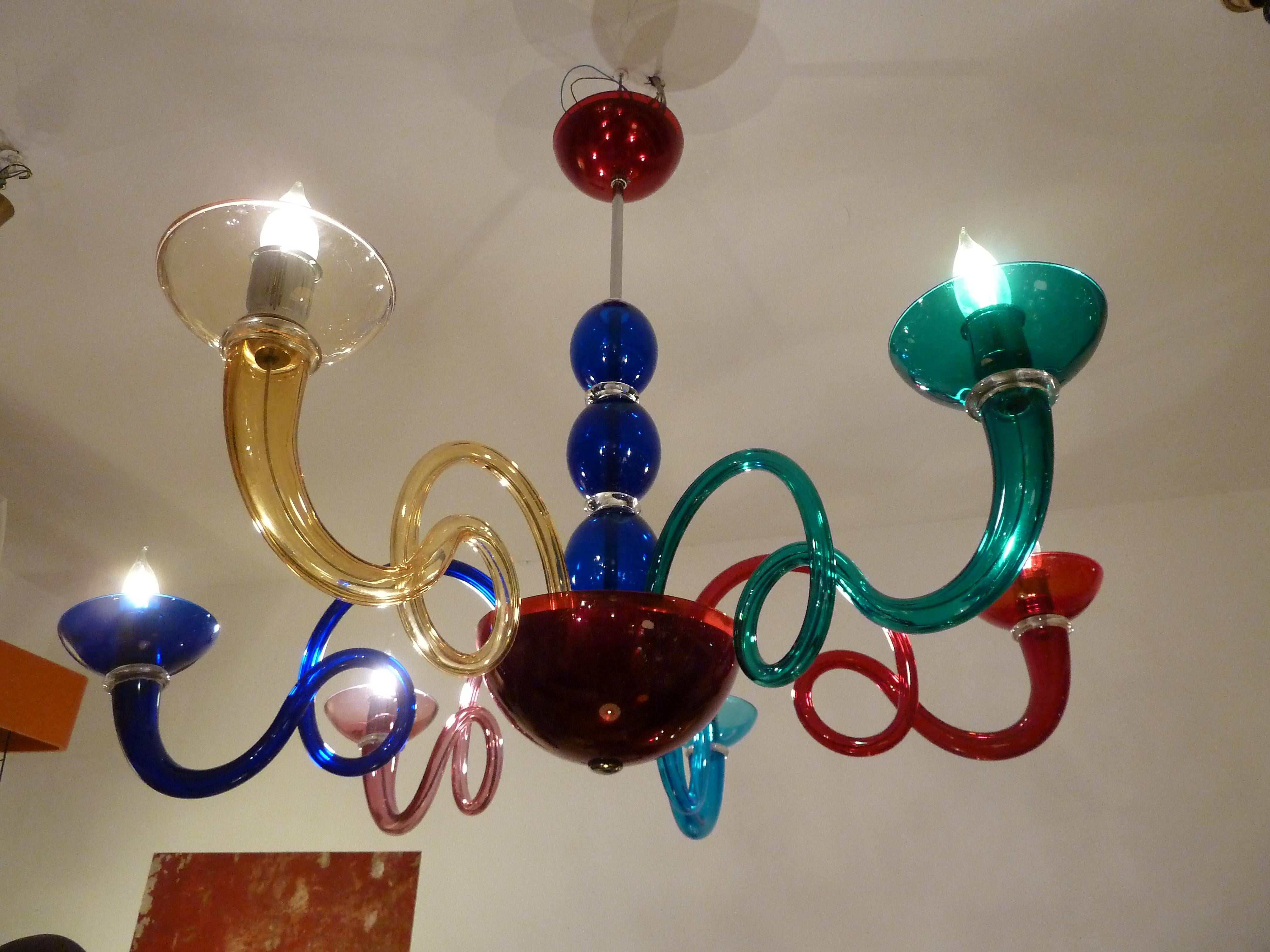 A rare and early colored-art-glass version of the Pantalica chandelier from Örni Halloween (the Alias of: Ernesto Gismondi)for Italian Company: VeArt, later sold to Artemide.
Elegant and Colorful this beautiful piece of Art is a redesign or a