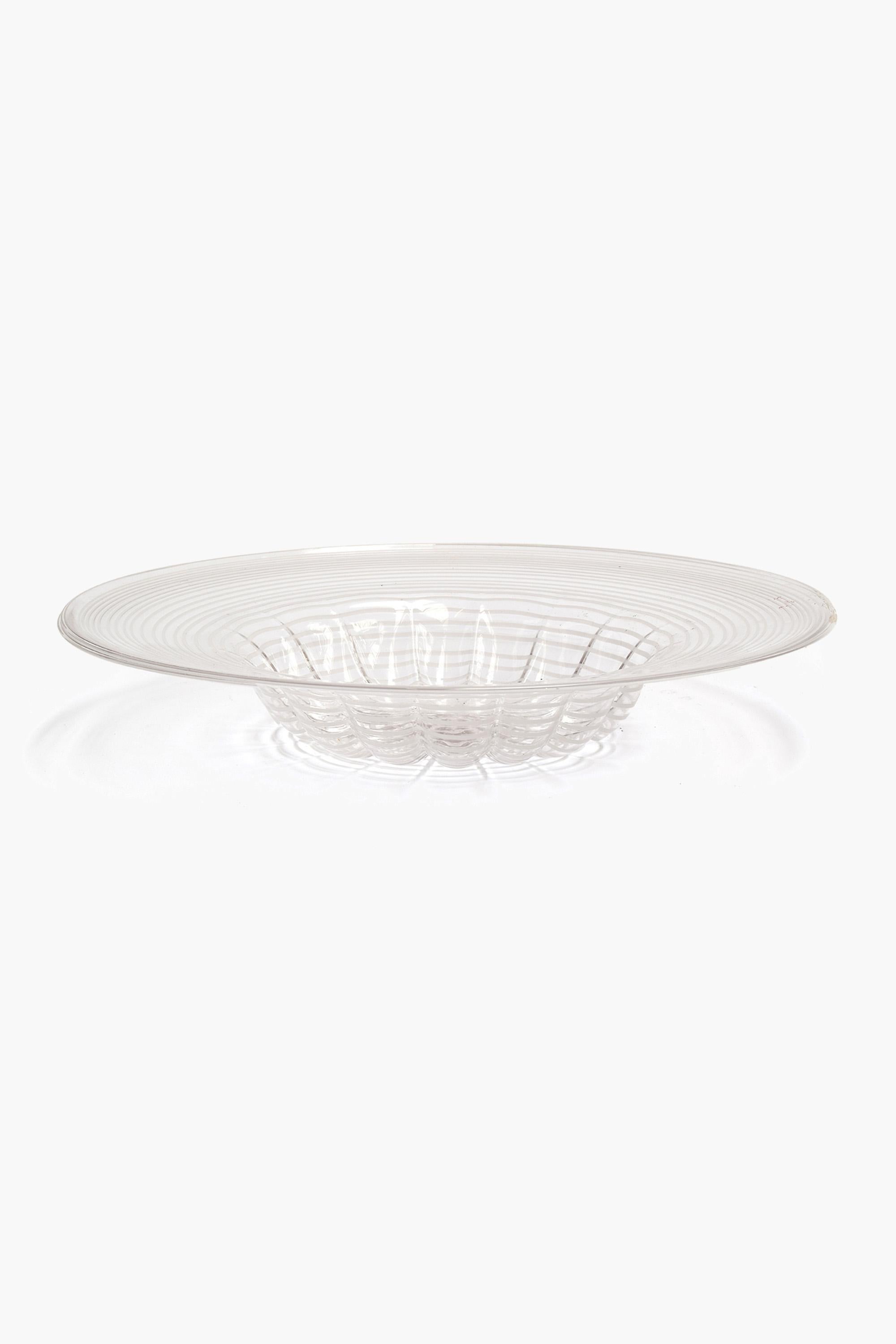 Grand centre de table en verre de Murano par Venini. Fabriqué en verre transparent avec une décoration blanche en forme de tourbillon.

Non signé, attribué à Vittorio Zecchin pour Venini. Modèle no. 1306. Référence bibliographique : Marino Barovier,