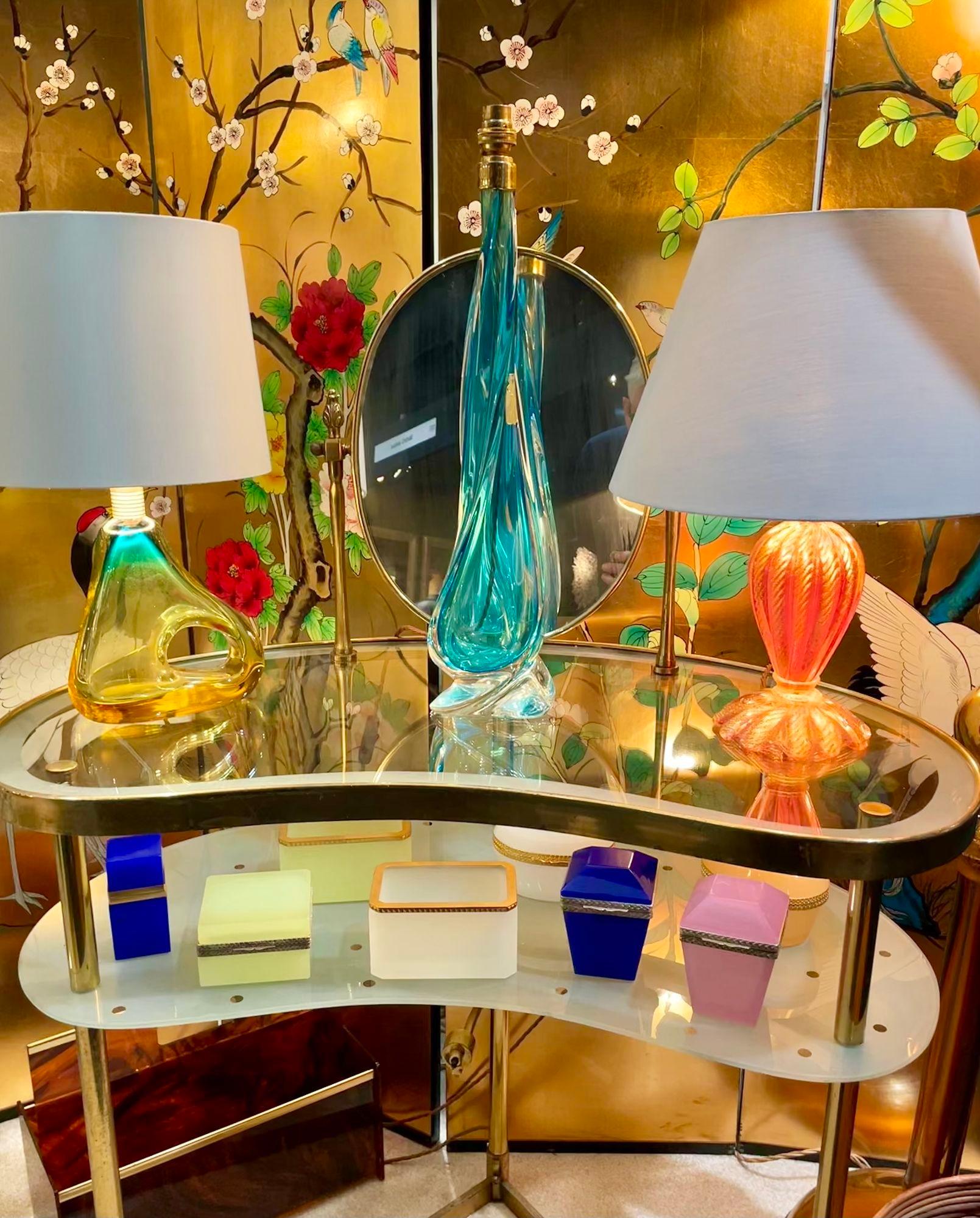 Gran lámpara italiana de cristal turquesa de Murano de los años 50, de Chambord & Toso, con cuello y herrajes de latón, pantalla natural nueva a medida con forro dorado. Recableado con racores de latón nuevos, flexo de cordón de dios antiguo y