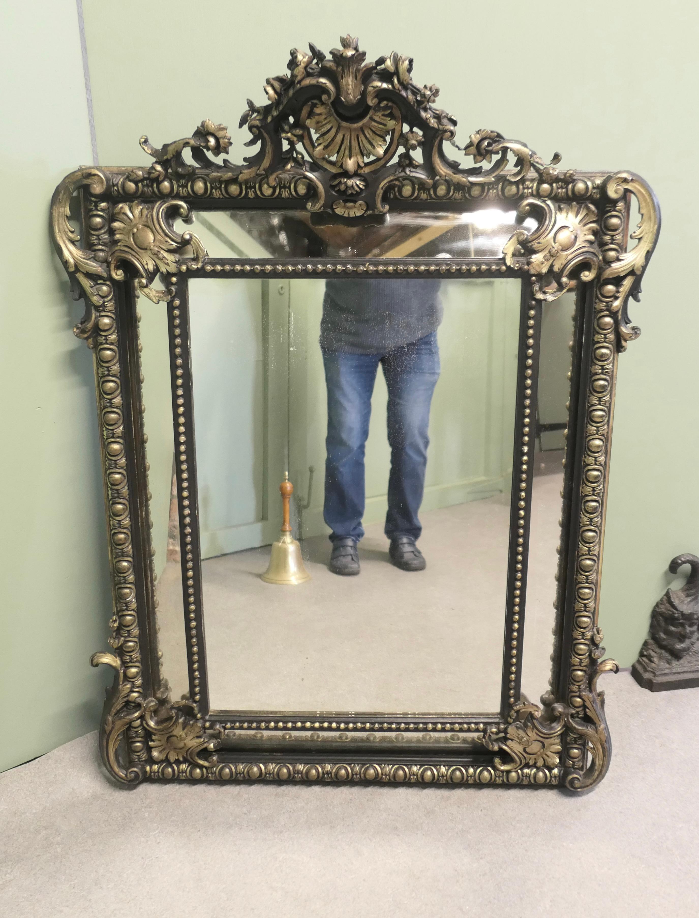 Gesso Un grande specchio a cuscino francese di Napoleone III in vendita