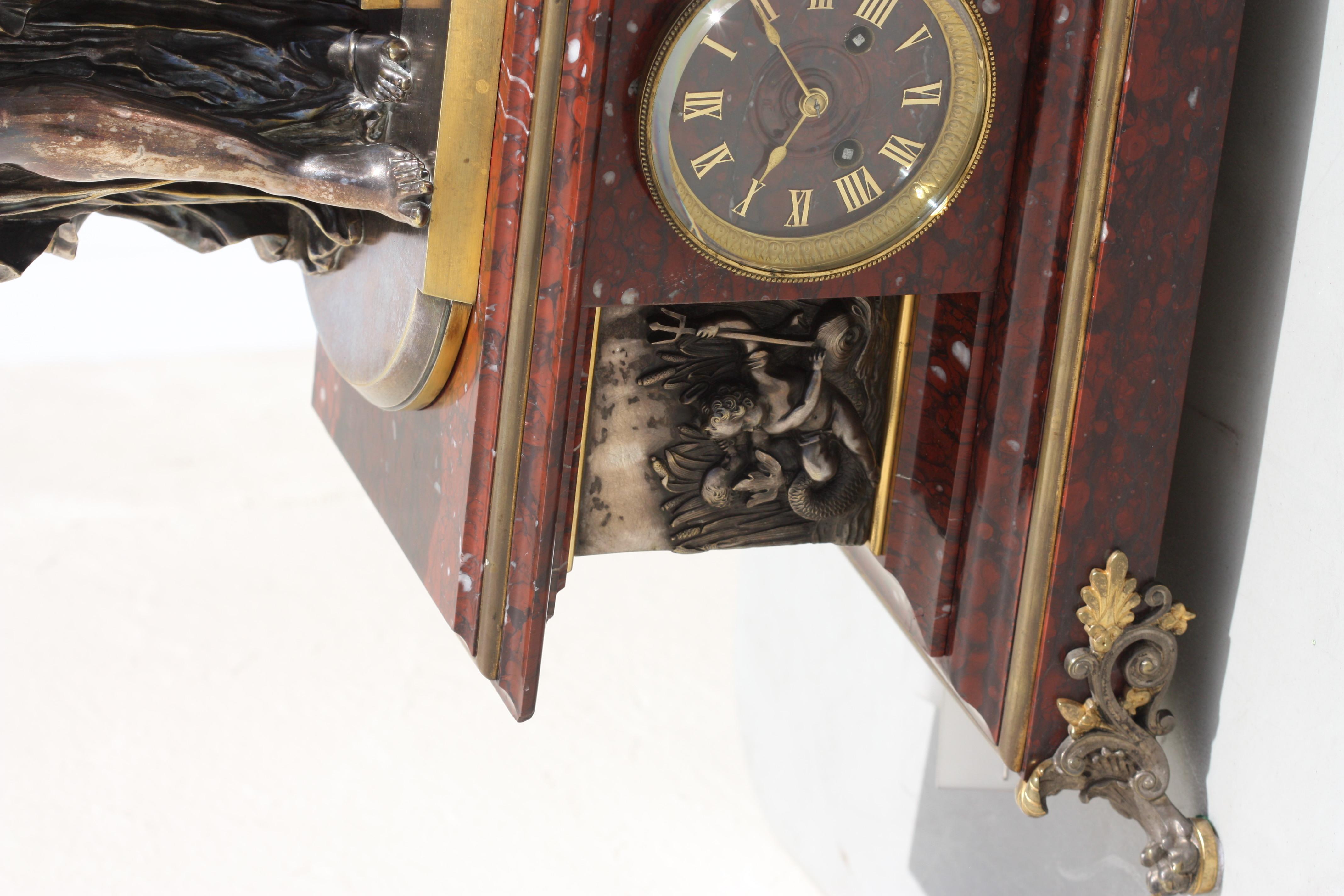 Grande horloge Napoléon III en marbre rouge griotte, argenté et bronze doré Bon état - En vente à West Palm Beach, FL
