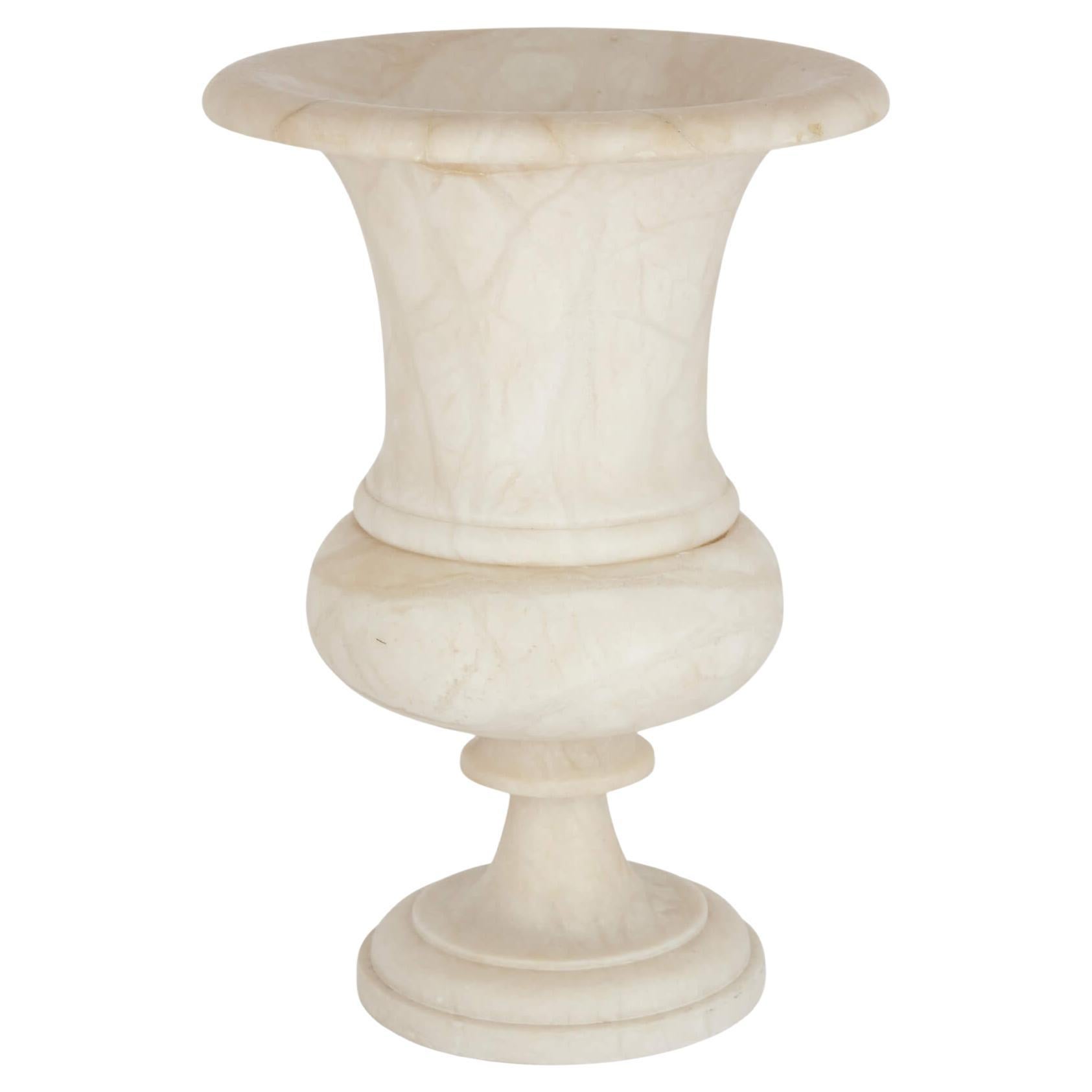 Große neoklassizistische Vase aus Alabaster in Campagna-Form