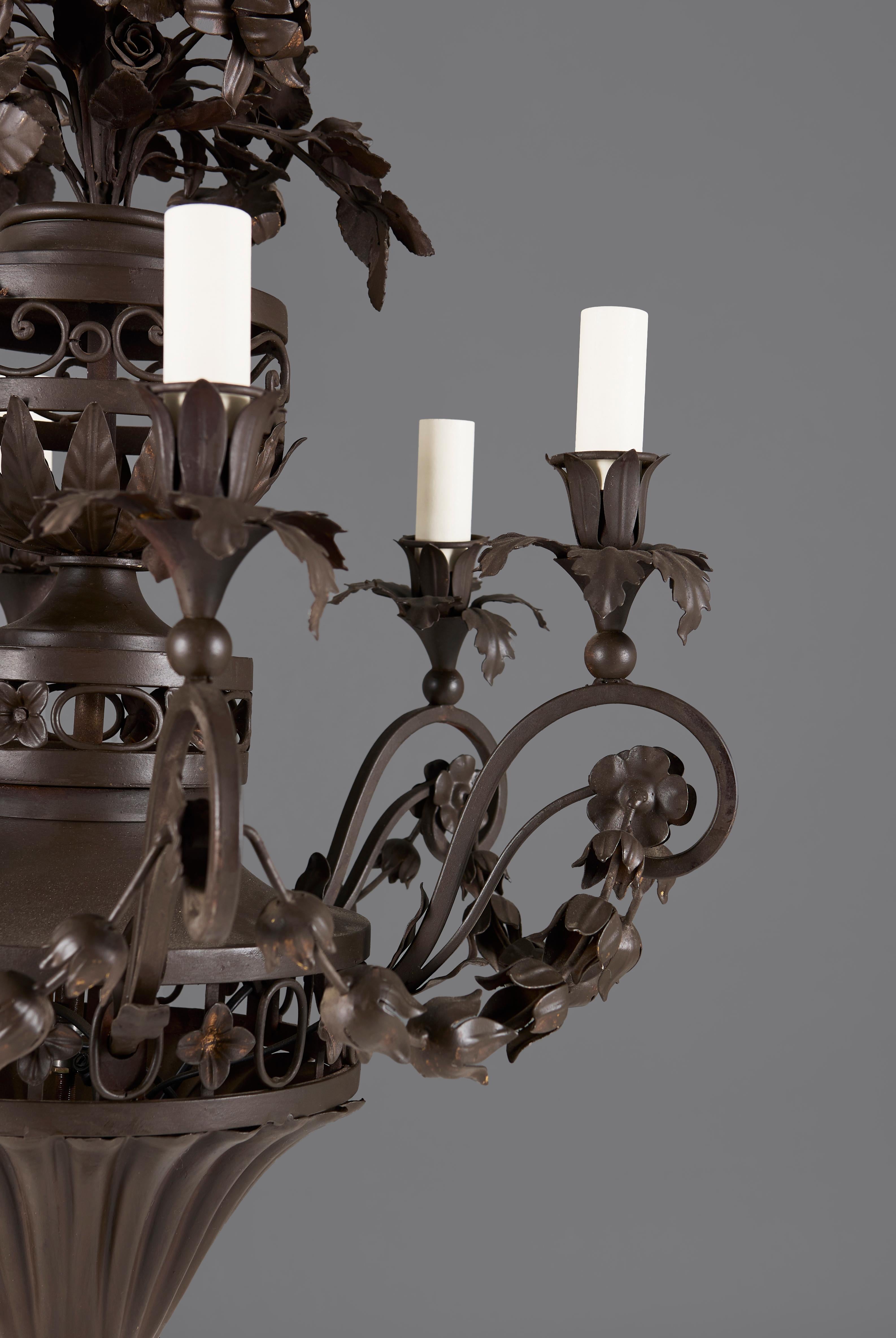 Neoclassico Un grande lampadario Tôle del XIX secolo in vendita