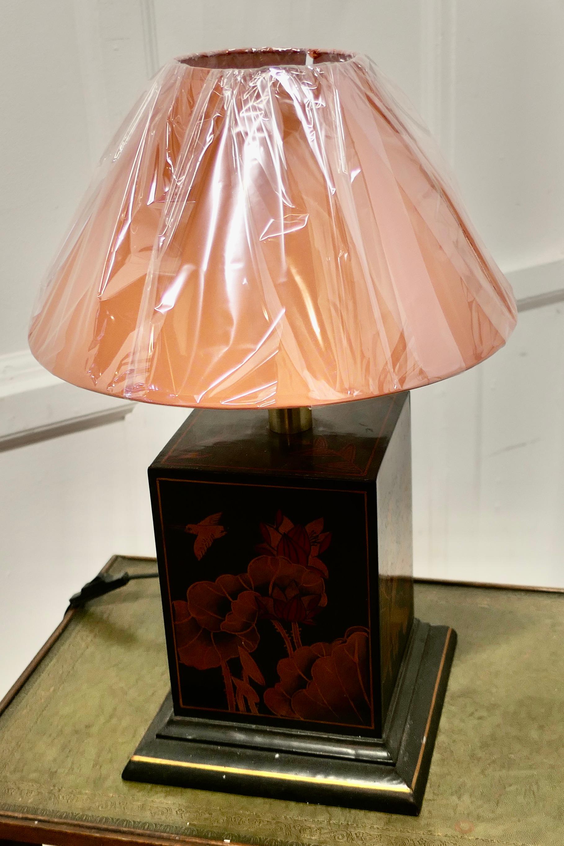Chinoiseries Grande lampe d'appoint cubique orientale en laque  La lampe est fabriquée en bois et en laiton en vente
