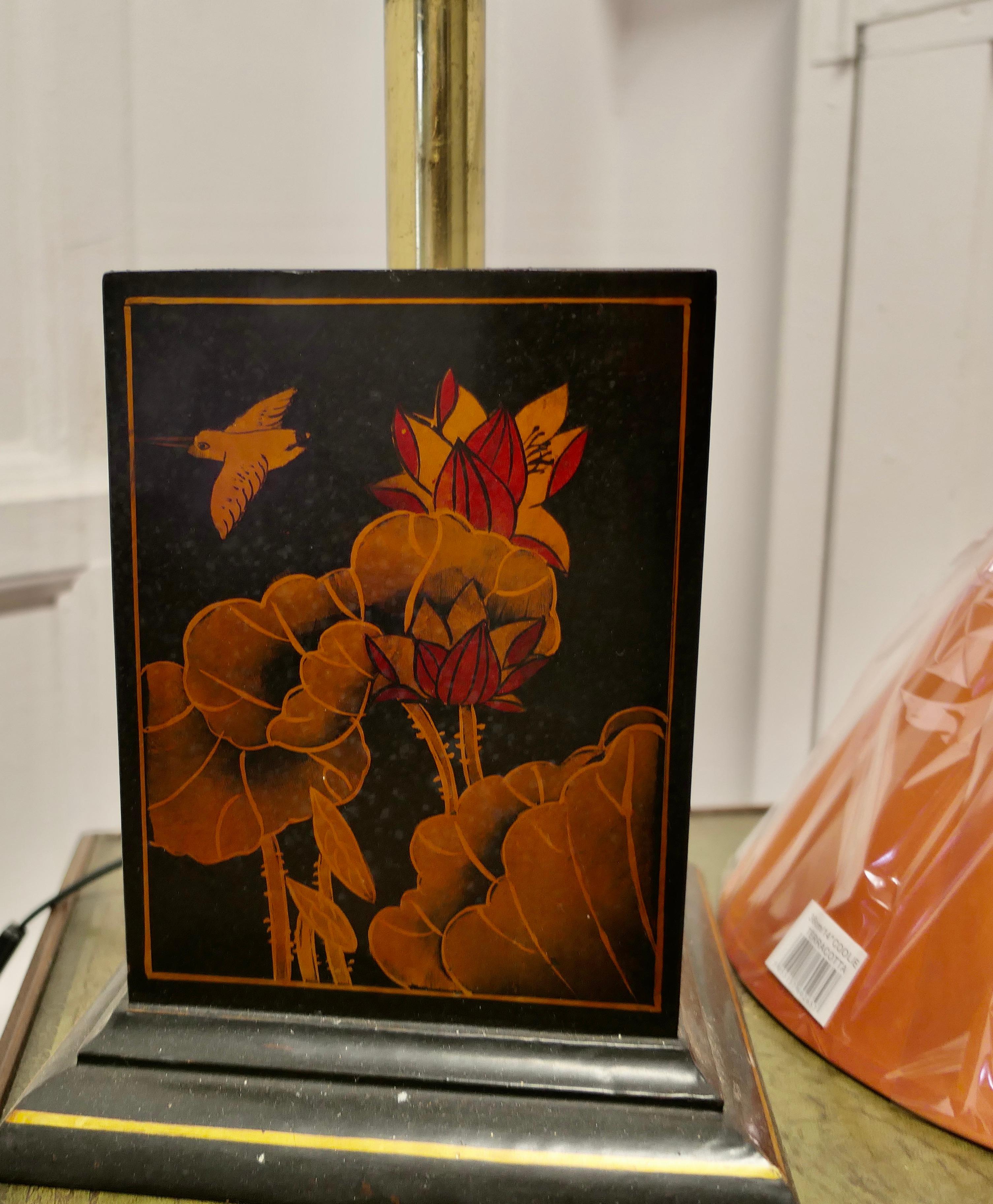 Metà XX secolo Una grande lampada orientale da credenza a cubo in lacca  La lampada è realizzata in Wood e Ottone in vendita