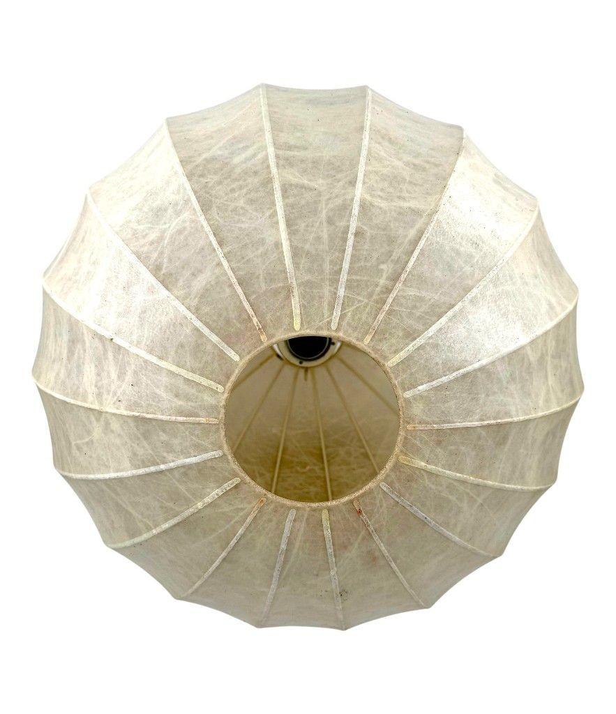 Una gran lámpara de bola de capullo original de los años 60, de Achille Castiglioni en venta 4