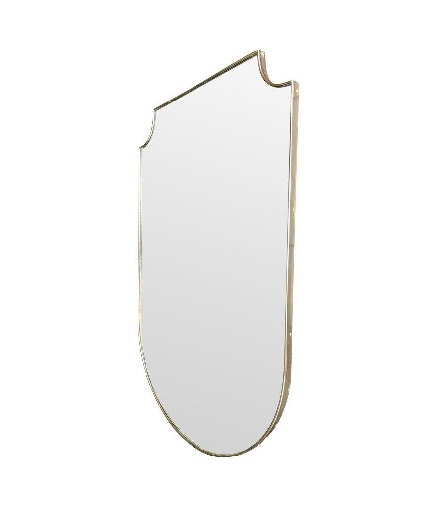 A large orignal 1950s Italian shield mirror with orignal mirror plate Bon état - En vente à London, GB