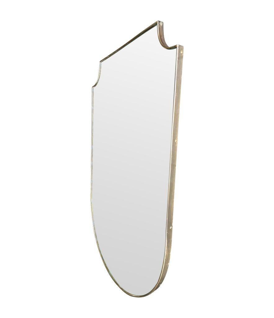 A large orignal 1950s Italian shield mirror with orignal mirror plate en vente 1