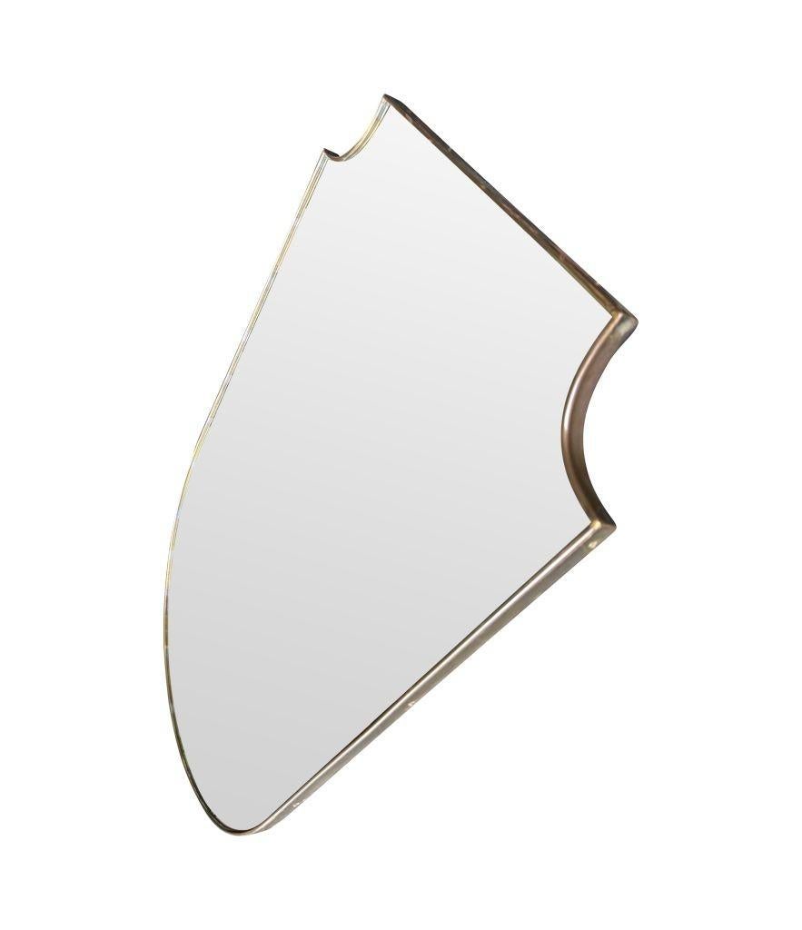 A large orignal 1950s Italian shield mirror with orignal mirror plate en vente 2