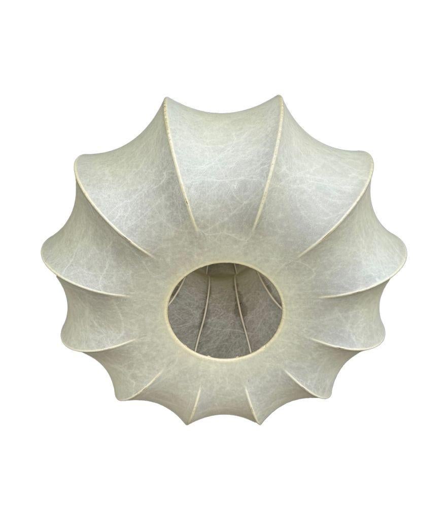 A large orignal 1960s cocoon light by Achille Castiglioni for Flos In Good Condition For Sale In London, GB
