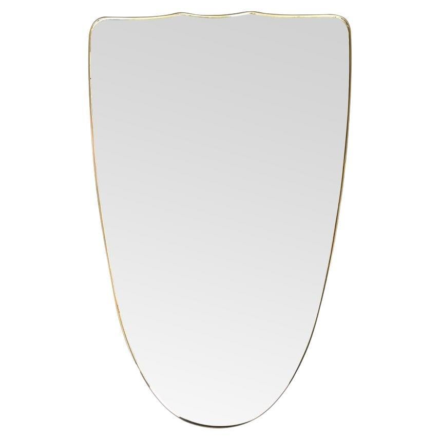 Grand miroir bouclier italien original des années 1950 avec cadre en laiton