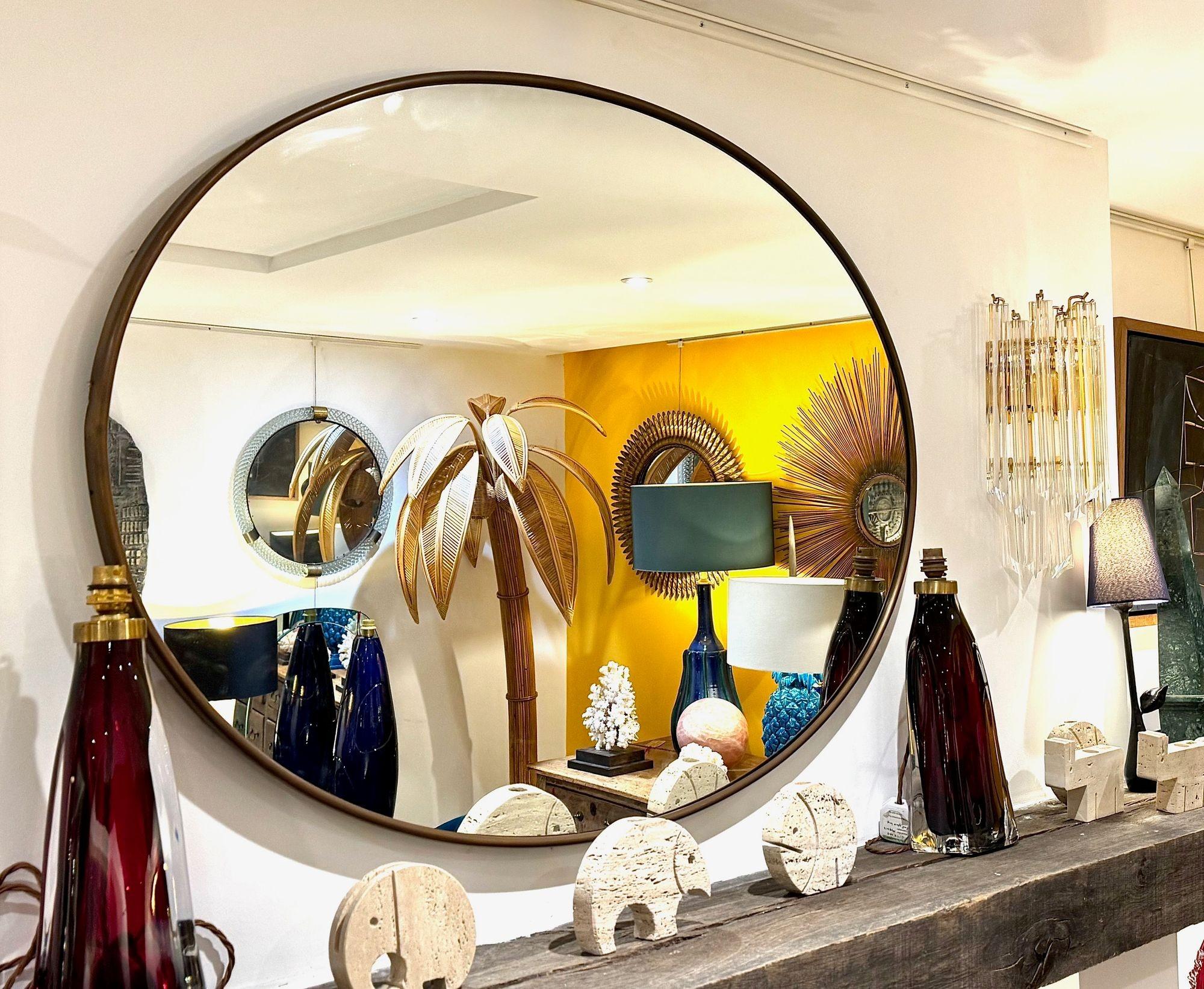 A large orignal Italian 1960s oval landscape or portrait mirror with thick solid brass frame, orignal mirror plate and solid wood back.