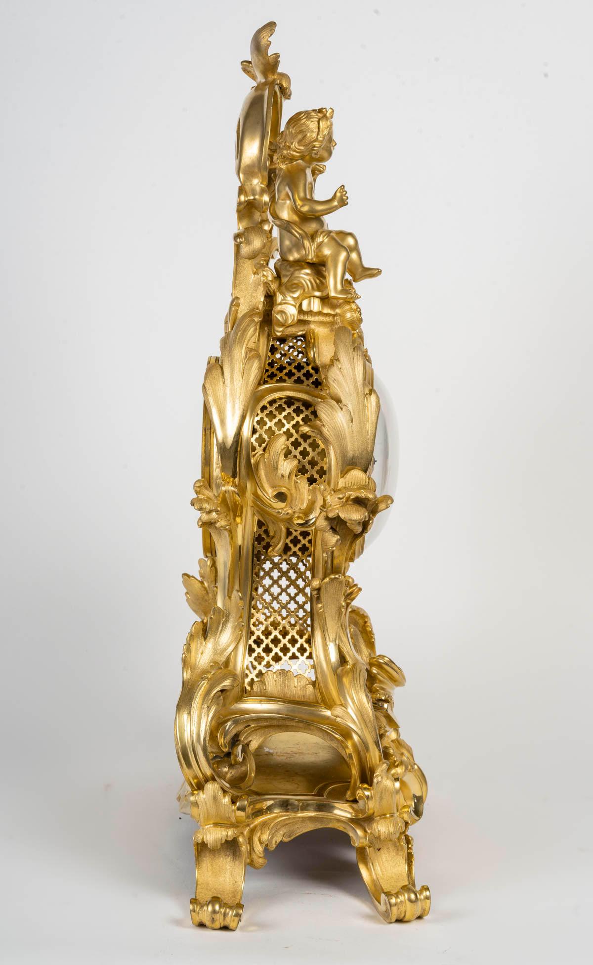 A Large Ormolu and Chased Cartel Clock in the Louis XV Style, 19th Century. In Good Condition For Sale In Saint-Ouen, FR