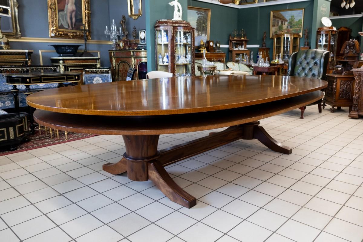 Grande table de conférence.

Dimensions : hauteur 75 cm / longueur 299 cm / profondeur 180 cm