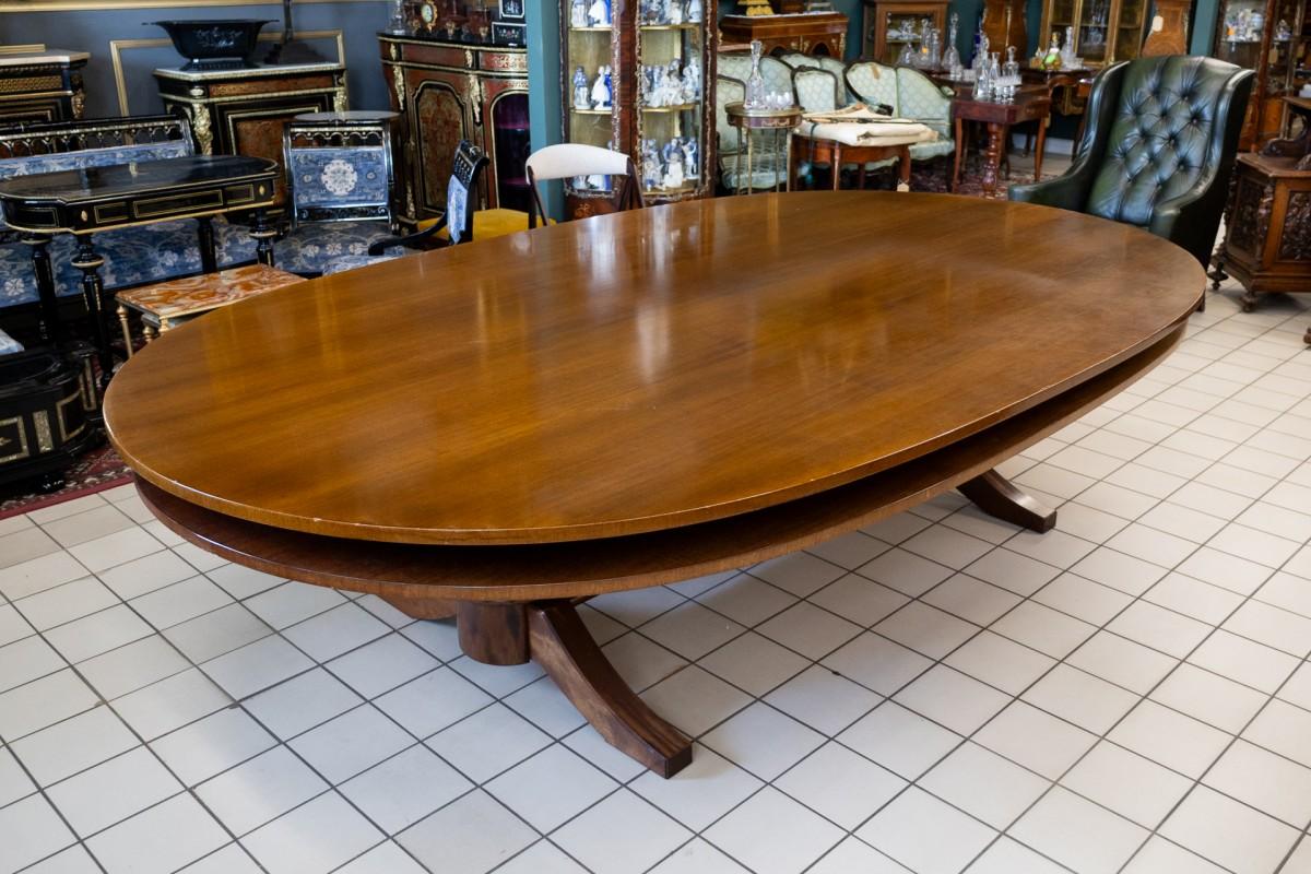 Empire Une grande table de conférence ovale. en vente