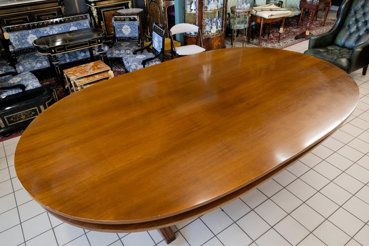 Inconnu Une grande table de conférence ovale. en vente