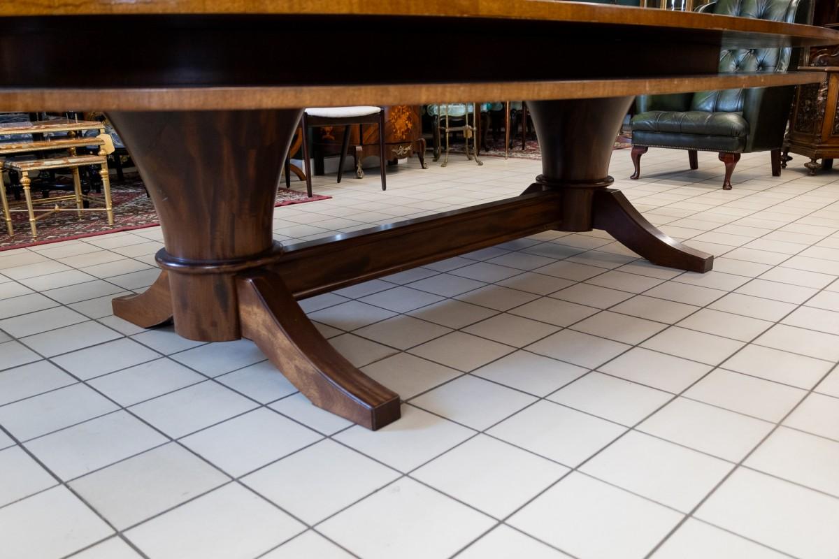 20ième siècle Une grande table de conférence ovale. en vente