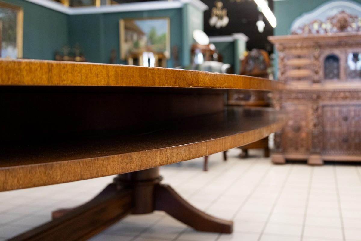 Noyer Une grande table de conférence ovale. en vente