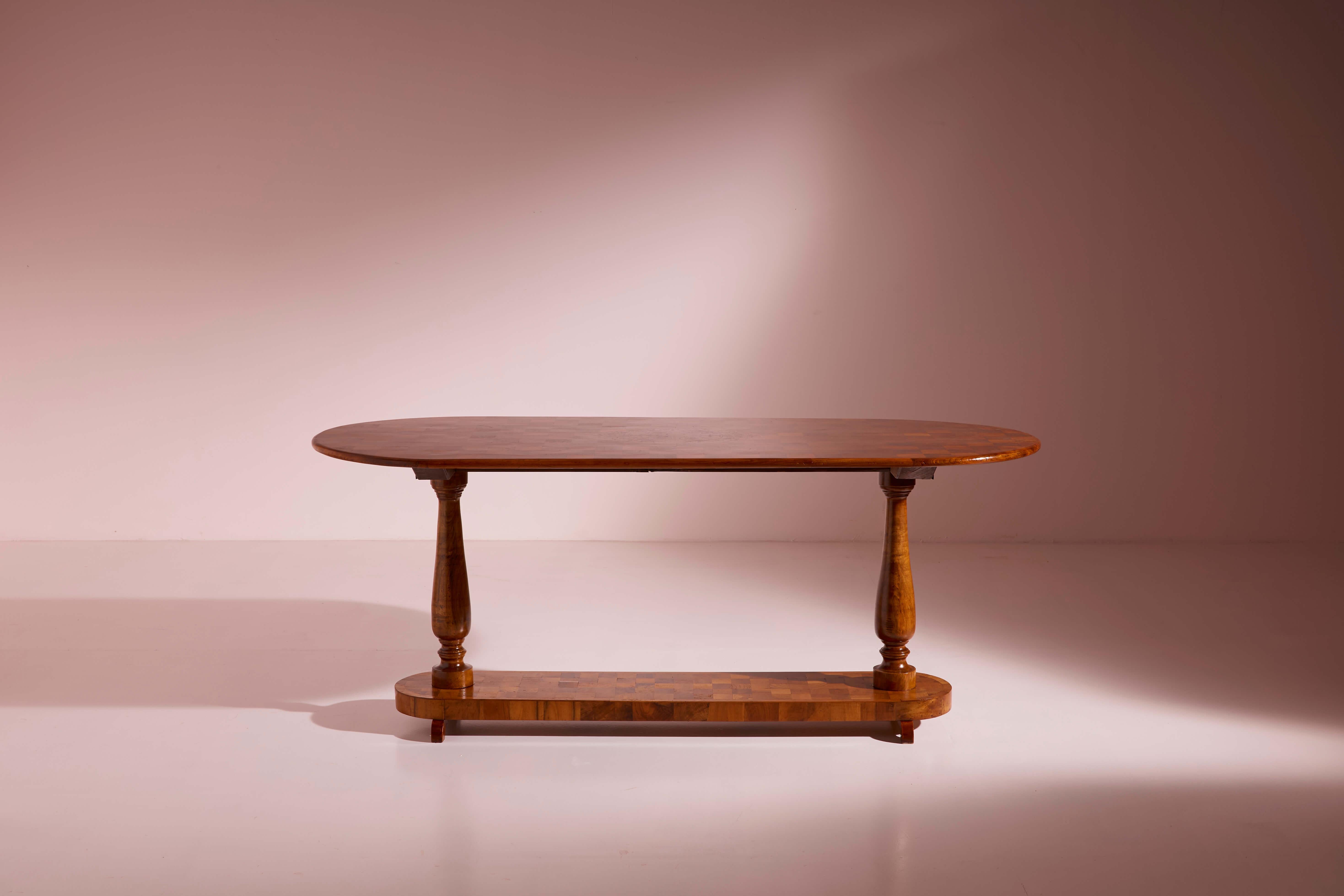 Un grande tavolo da portata ovale con base tornita in ciliegio e intarsi decorativi sul piano, artigianato artistico di Chiavari, Italia, anni '40

La forma ovale che caratterizza questo grande tavolo occasionale esalta l'eleganza di un pezzo