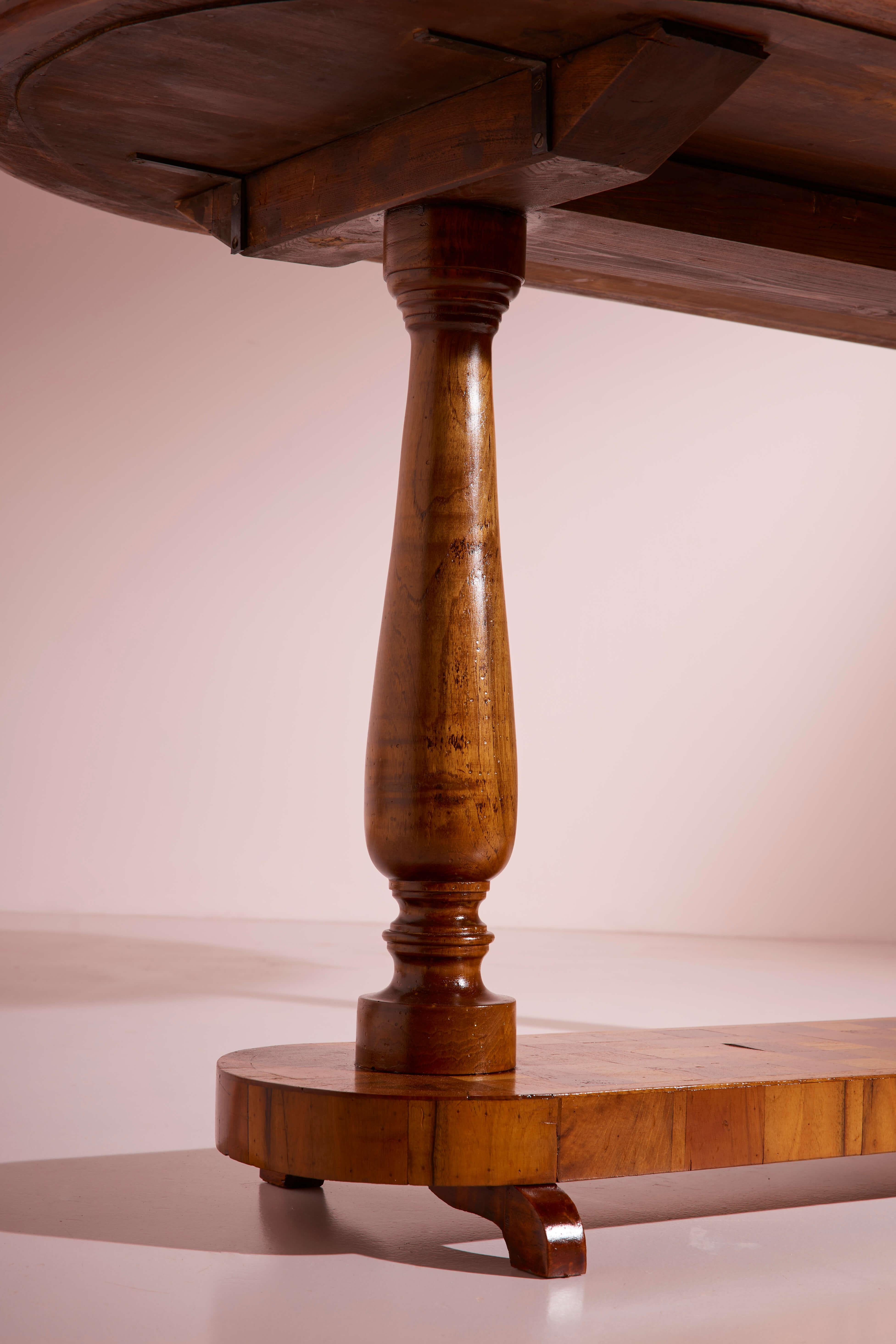 Metà XX secolo Un grande tavolo da portata ovale, artigianato artistico di Chiavari, Italia, anni '40 in vendita