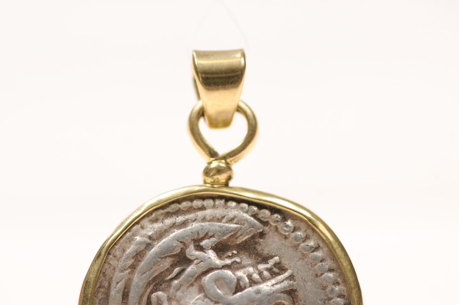 Un gran colgante de búho [moneda] con adornos de oro de 18 quilates (sólo el colgante) en venta 5