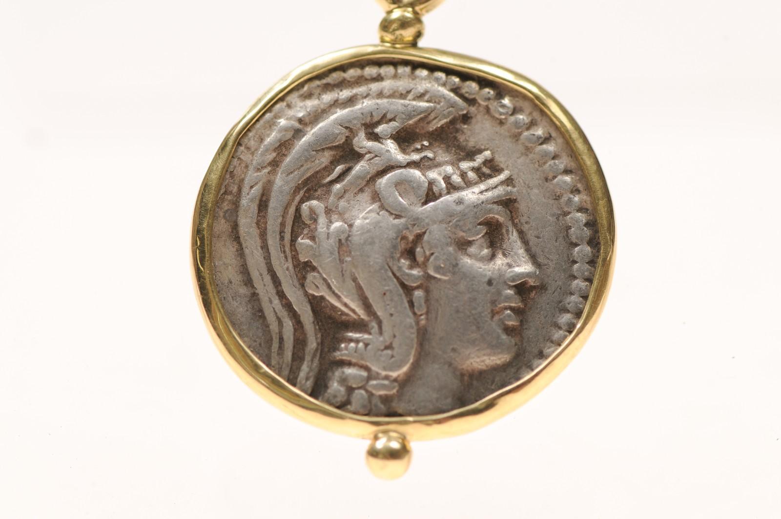 Un gran colgante de búho [moneda] con adornos de oro de 18 quilates (sólo el colgante) en venta 6
