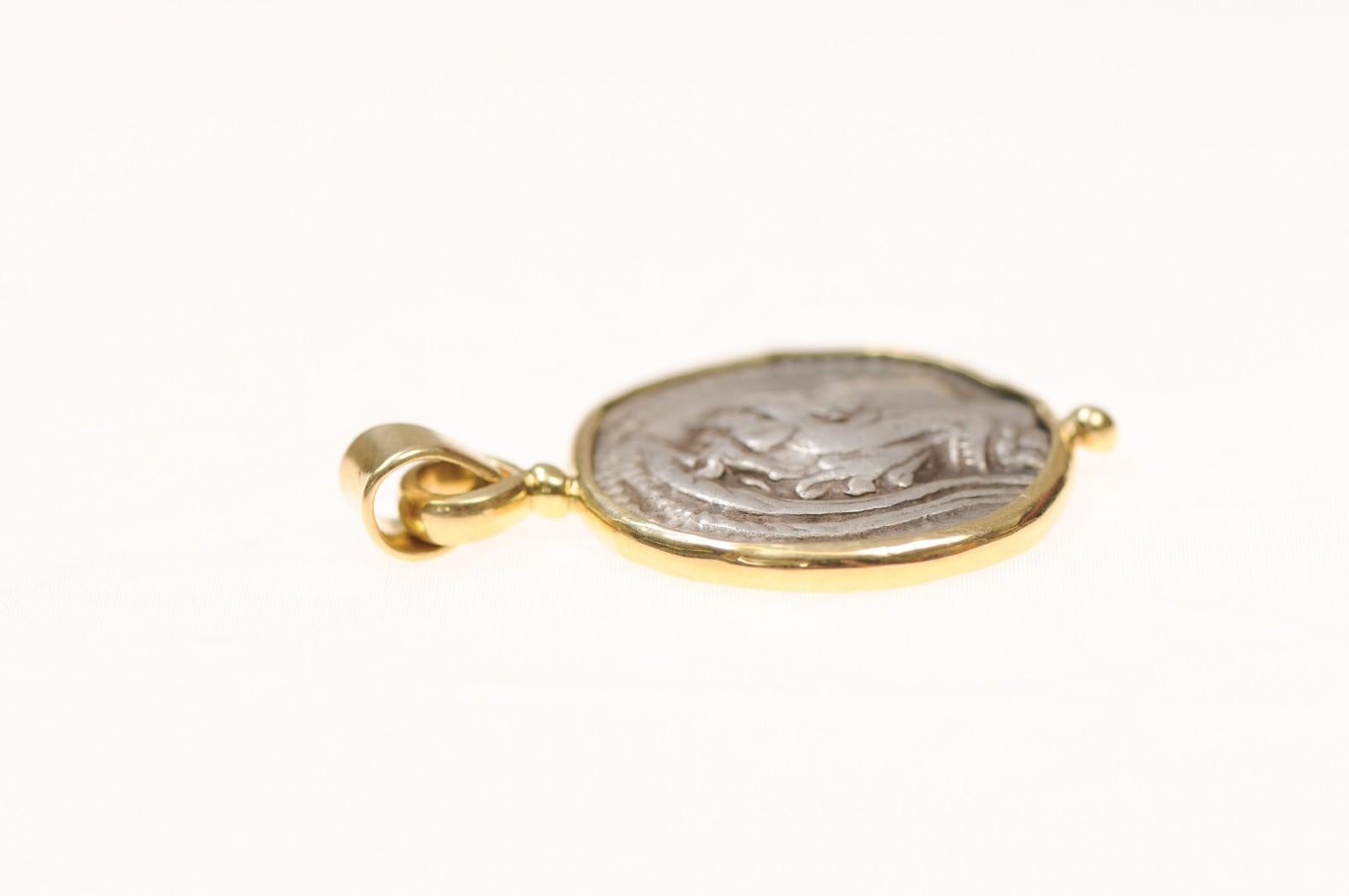 Un gran colgante de búho [moneda] con adornos de oro de 18 quilates (sólo el colgante) en venta 8