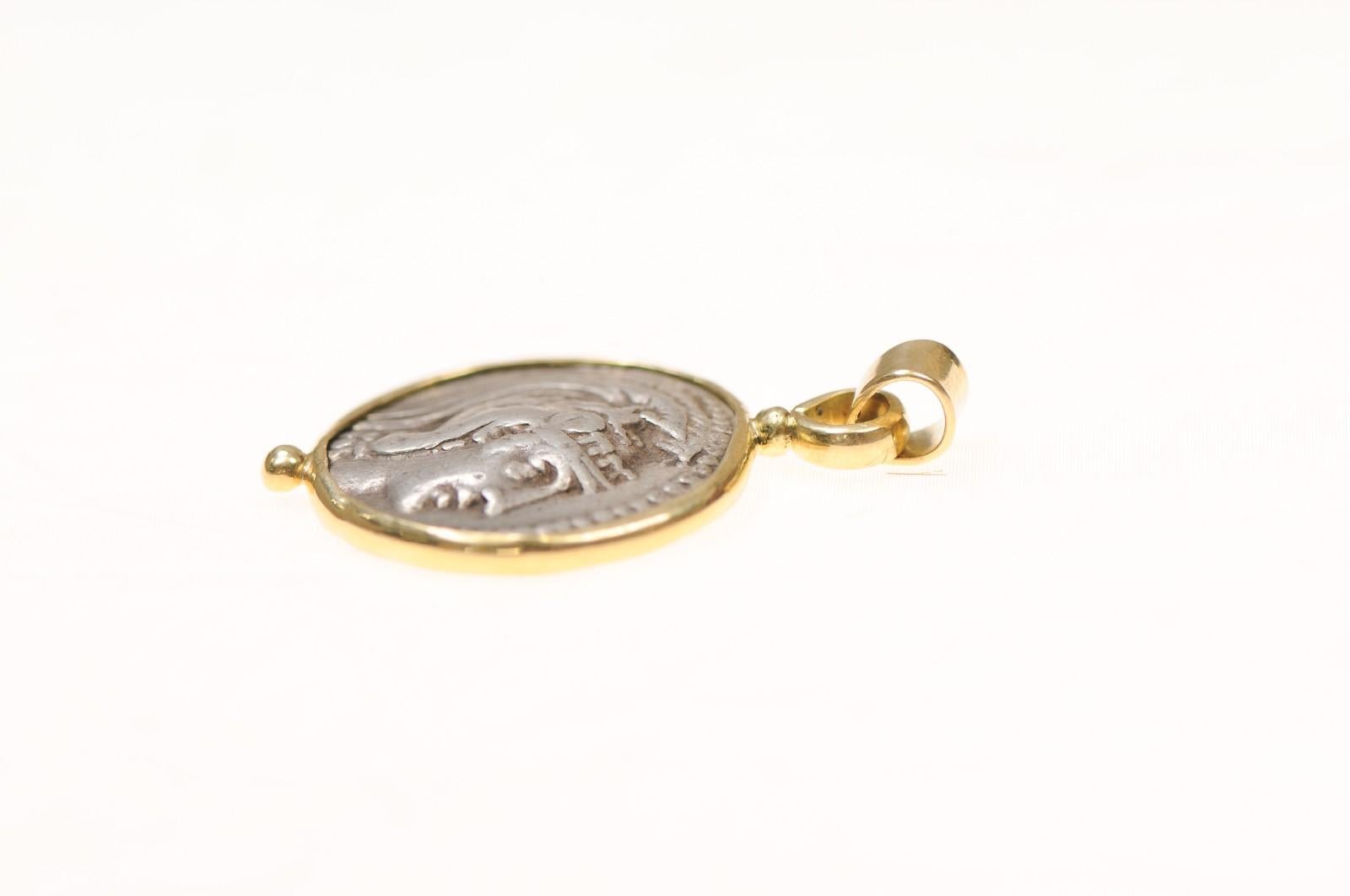 Un gran colgante de búho [moneda] con adornos de oro de 18 quilates (sólo el colgante) en venta 9