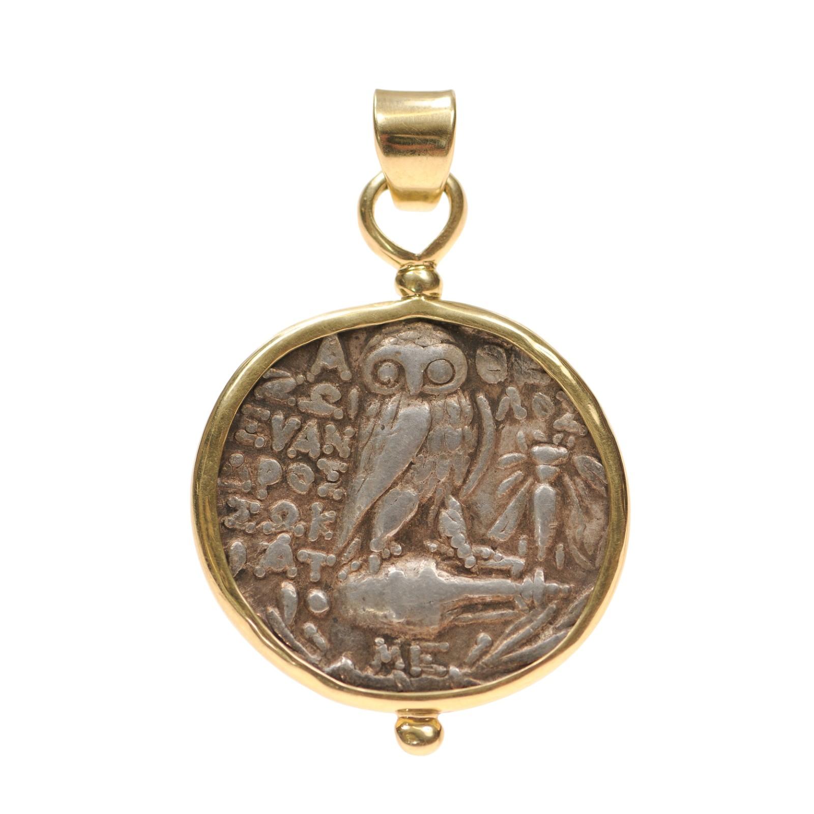 Colgante de moneda de plata tetradracma de nuevo estilo acuñada en Ática, Atenas, hacia 110/109 a.C. En el anverso, la cabeza de Atenea Partenos mirando hacia la derecha dentro de un borde punteado. En el reverso, ΑΘΕ ΣΟΙΛΟΣ ΕΥΑΝΔΡΟΣ ΣΩΚΡΑΤ, con un