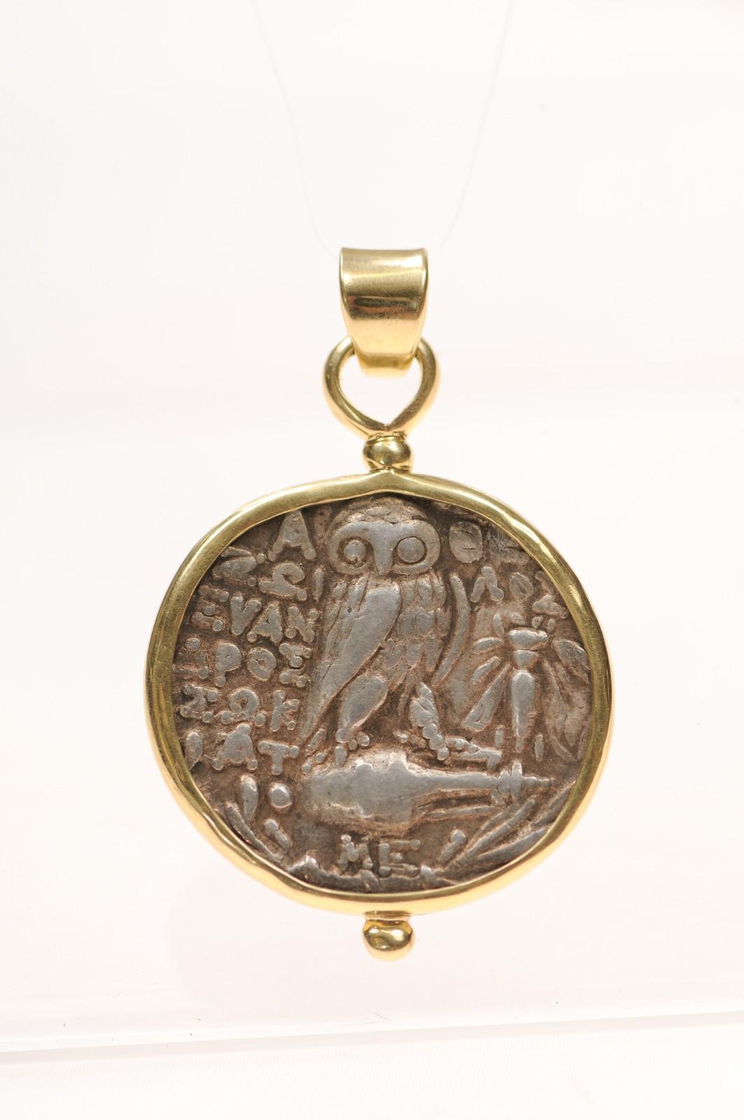 Un gran colgante de búho [moneda] con adornos de oro de 18 quilates (sólo el colgante) Griego clásico en venta