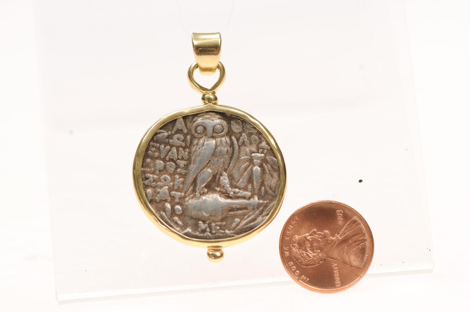 Un gran colgante de búho [moneda] con adornos de oro de 18 quilates (sólo el colgante) en Excelente estado para la venta en Atlanta, GA