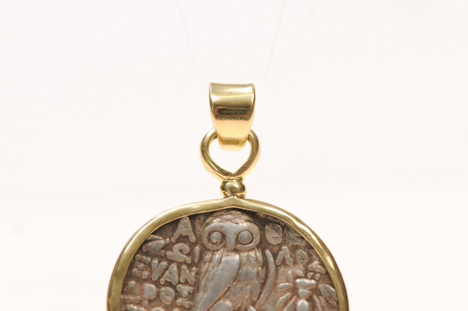 Femenino o masculino Un gran colgante de búho [moneda] con adornos de oro de 18 quilates (sólo el colgante) en venta