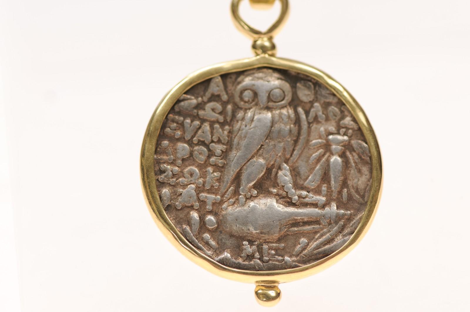 Un gran colgante de búho [moneda] con adornos de oro de 18 quilates (sólo el colgante) en venta 1