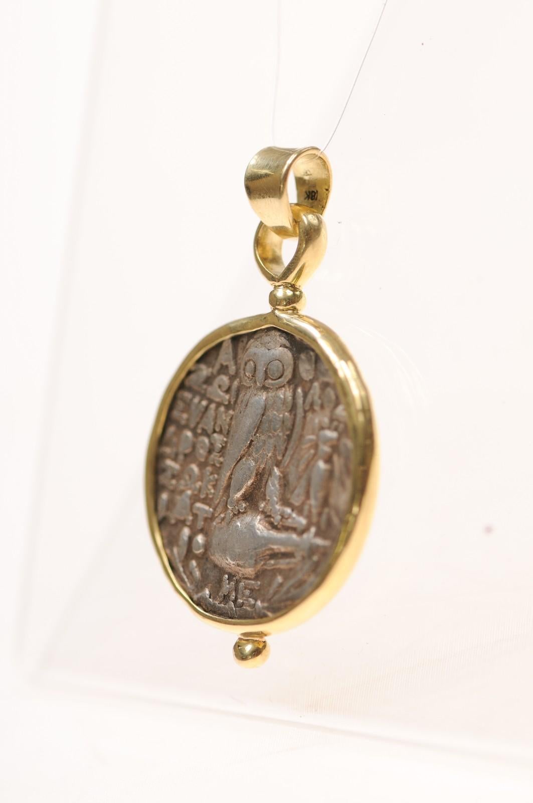 Un gran colgante de búho [moneda] con adornos de oro de 18 quilates (sólo el colgante) en venta 2