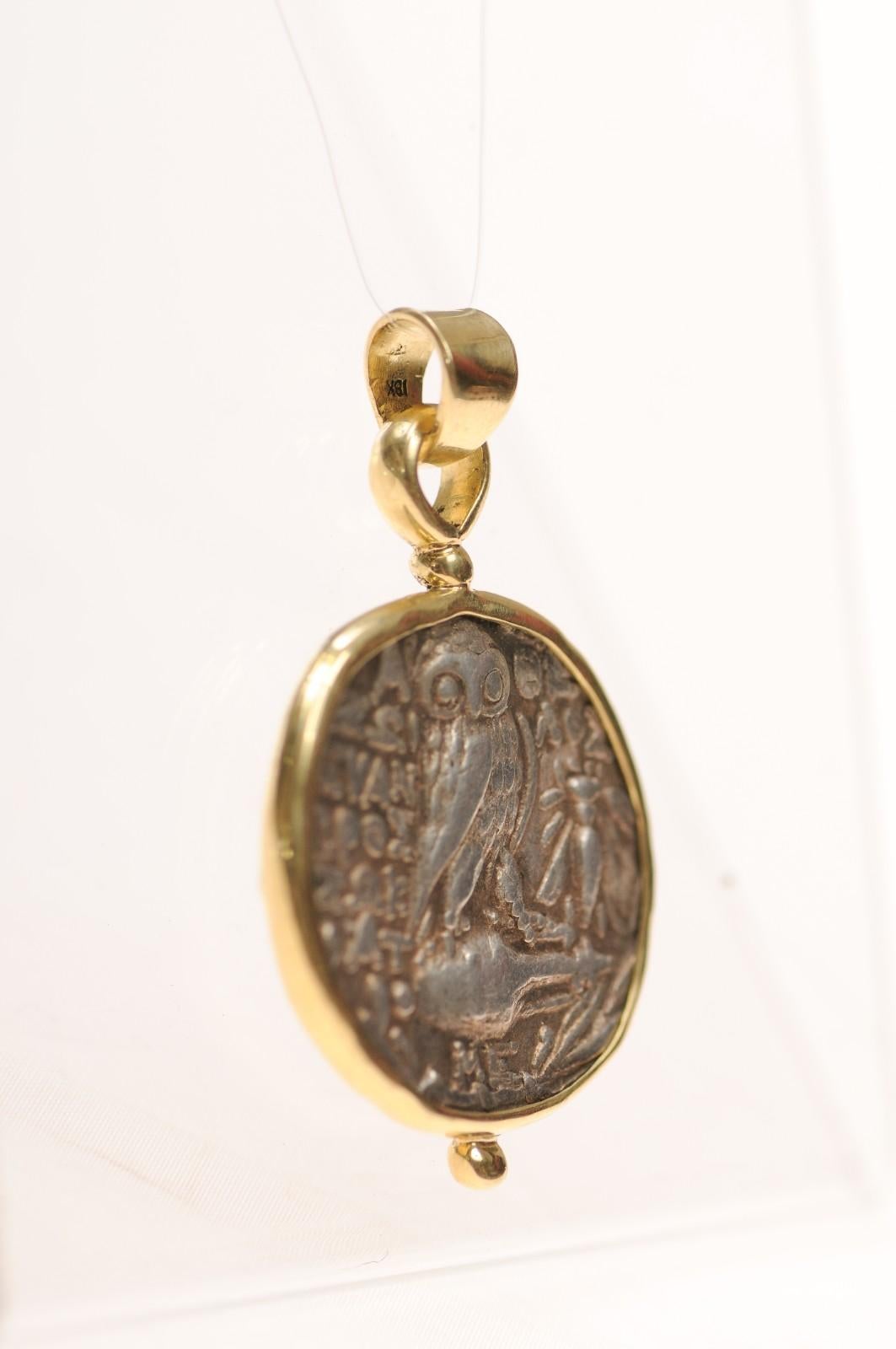 Un gran colgante de búho [moneda] con adornos de oro de 18 quilates (sólo el colgante) en venta 3