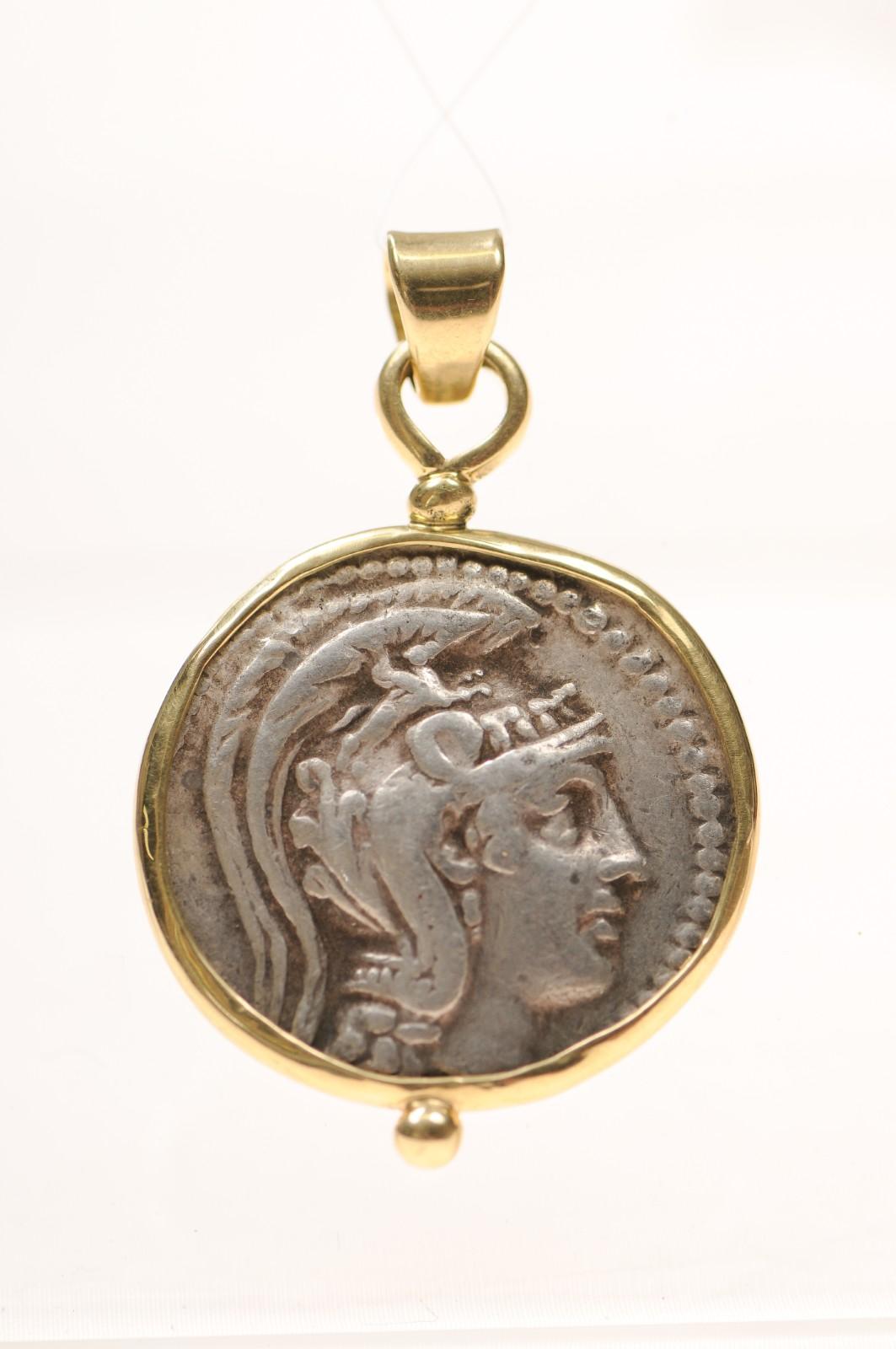Un gran colgante de búho [moneda] con adornos de oro de 18 quilates (sólo el colgante) en venta 4