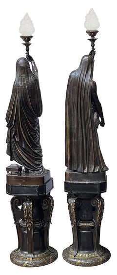 Gran pareja de antorchas figuradas francesas de bronce patinado del siglo XIX