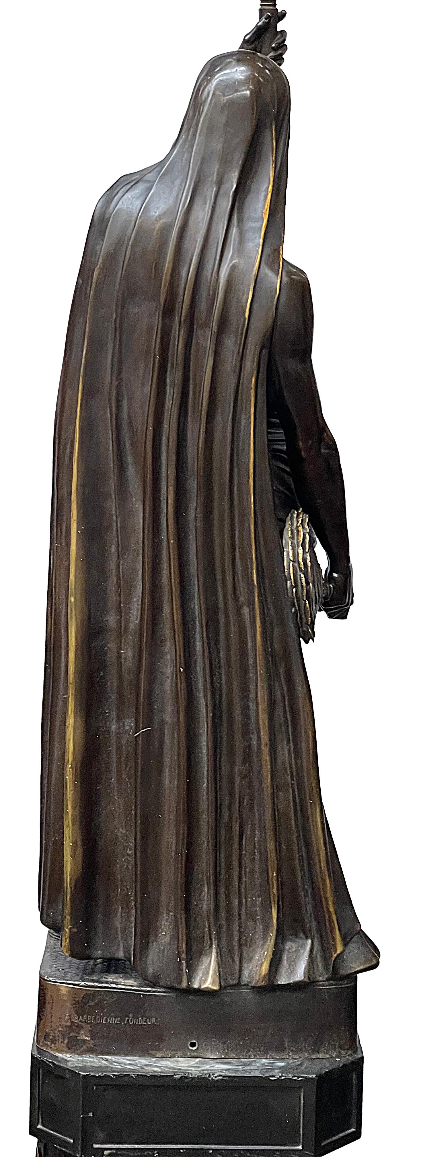 Una grande coppia di torchès figurativi francesi in bronzo patinato del XIX secolo in vendita 3