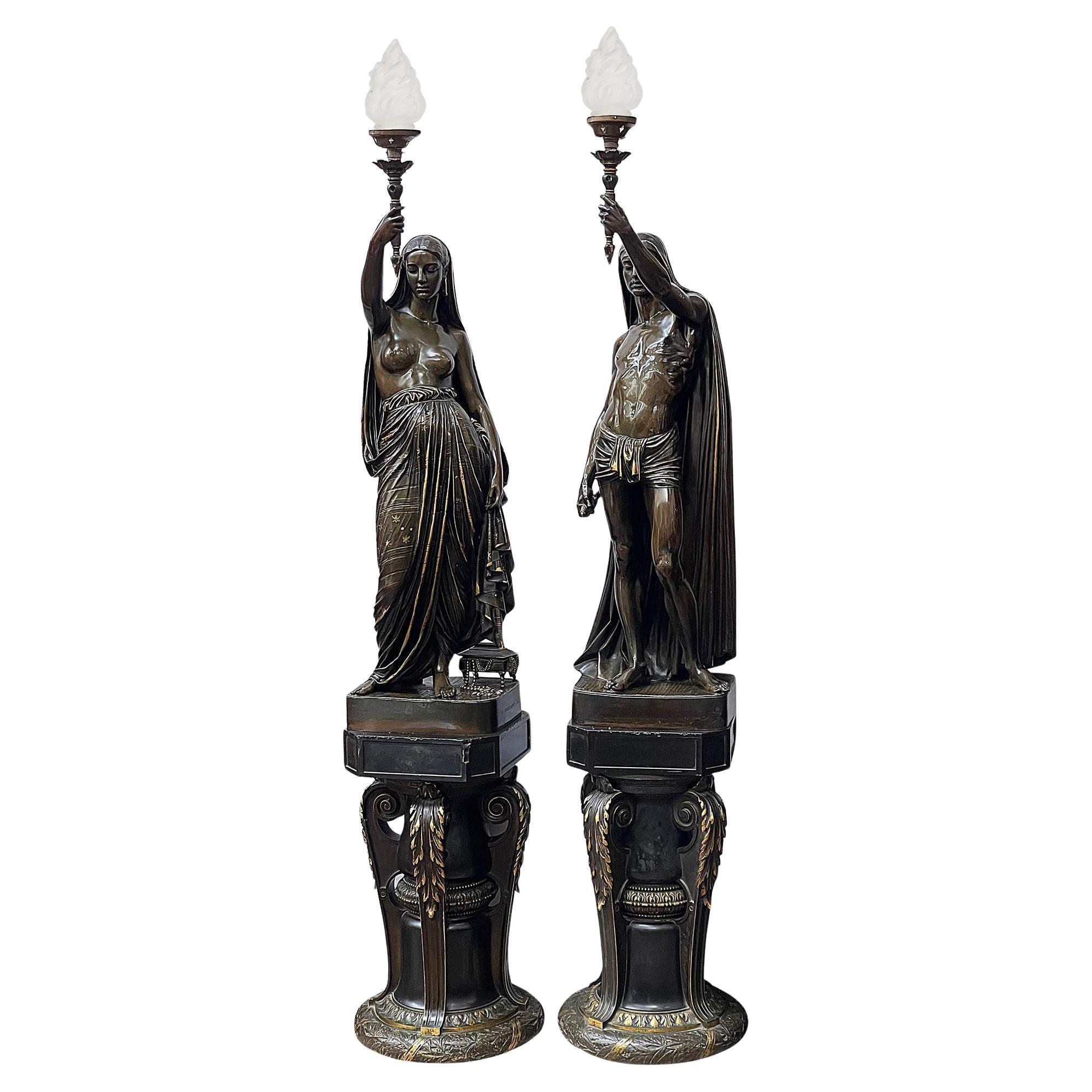 Una grande coppia di torchès figurativi francesi in bronzo patinato del XIX secolo