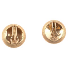 Un grande paio di fermi per orecchie in oro giallo 18kt con design a bottone di Mario Buccelati