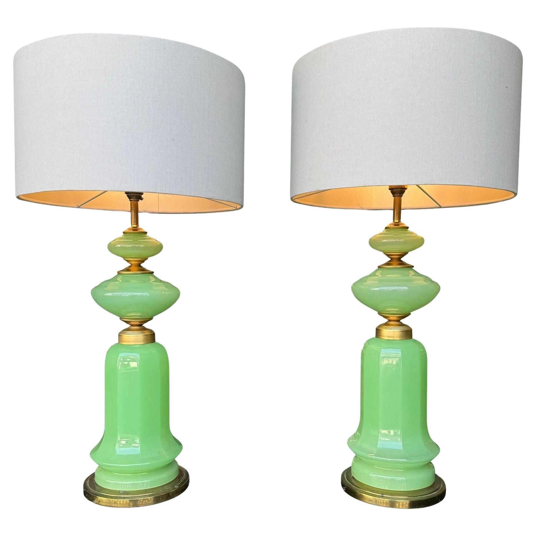 Coppia di grandi lampade in vetro opalino di Murano verde lime degli anni '60 di Gino Cenedese