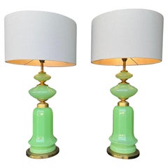 Coppia di grandi lampade in vetro opalino di Murano verde lime degli anni '60 di Gino Cenedese