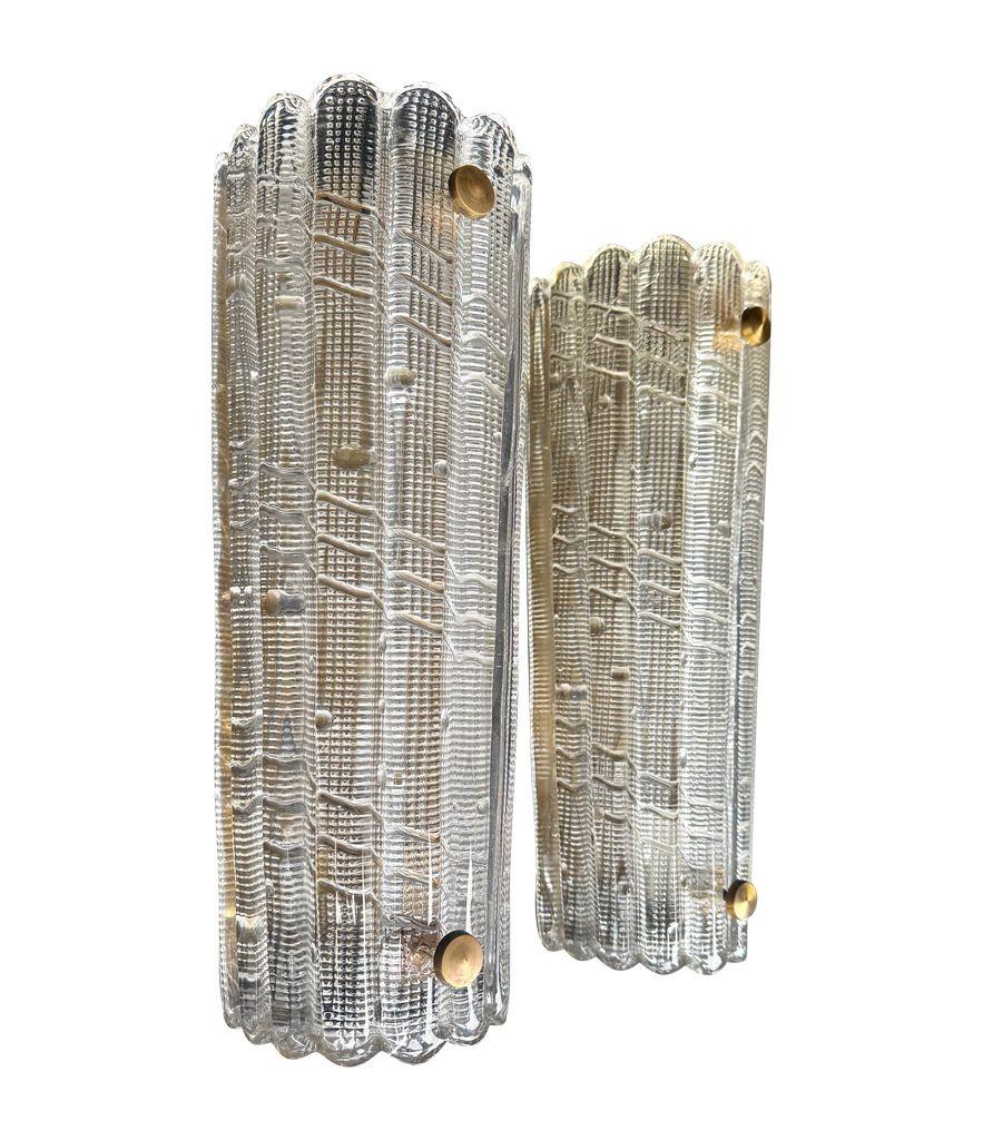 Un par grande de los años 60  Apliques de pared de cristal y latón Orrefors de Carl Fagerlund para la empresa de iluminación Lyfa. Cada candelabro con un solo accesorio montado en una placa de pared de latón macizo y recableado con nuevos accesorios