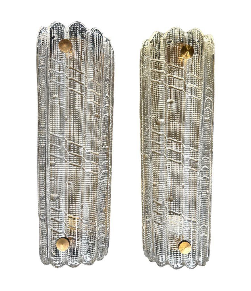 Un gran par de apliques de pared de cristal y latón Orrefors de la década de 1960, obra de Carl Fagerlund para la empresa de iluminación Lyfa.  La calidad del vidrio artesanal Orrefors es muy alta, con una gruesa textura estriada esculpida. Cada