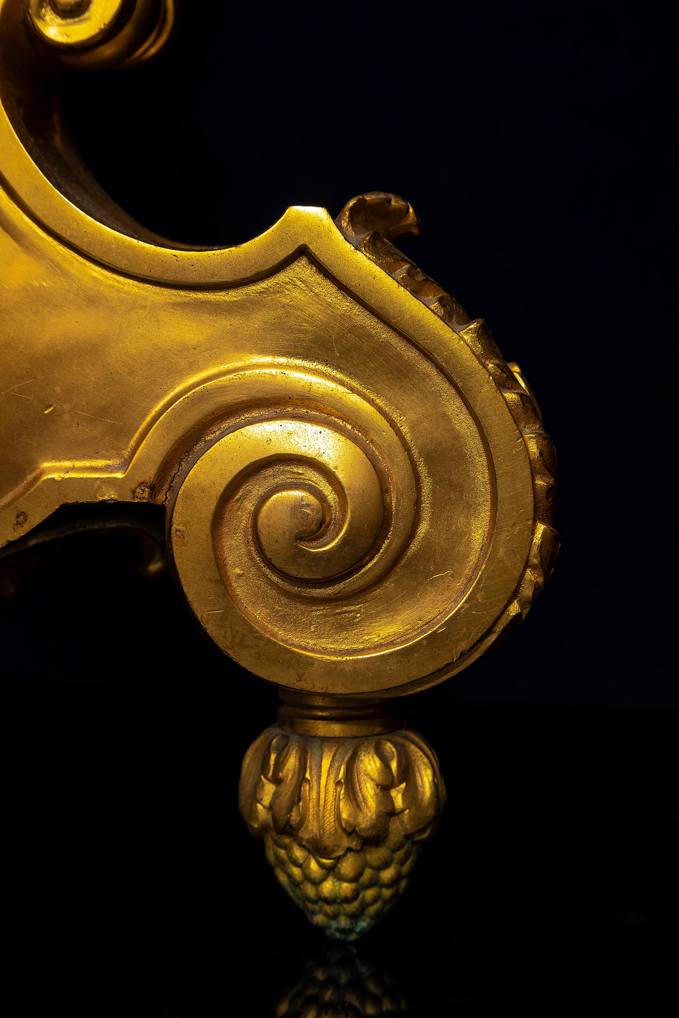 Ein großes Paar Ormolu-Chenets/Andirons im Stil Ludwigs XVI. des 19. im Angebot 3