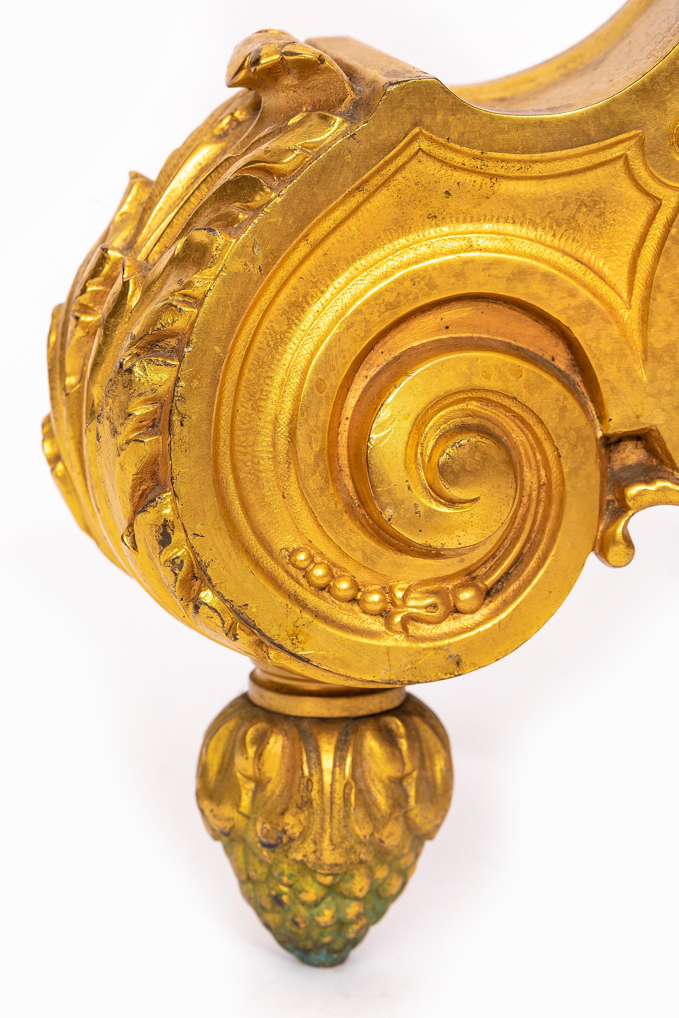 Ein großes Paar Ormolu-Chenets/Andirons im Stil Ludwigs XVI. des 19. im Angebot 4