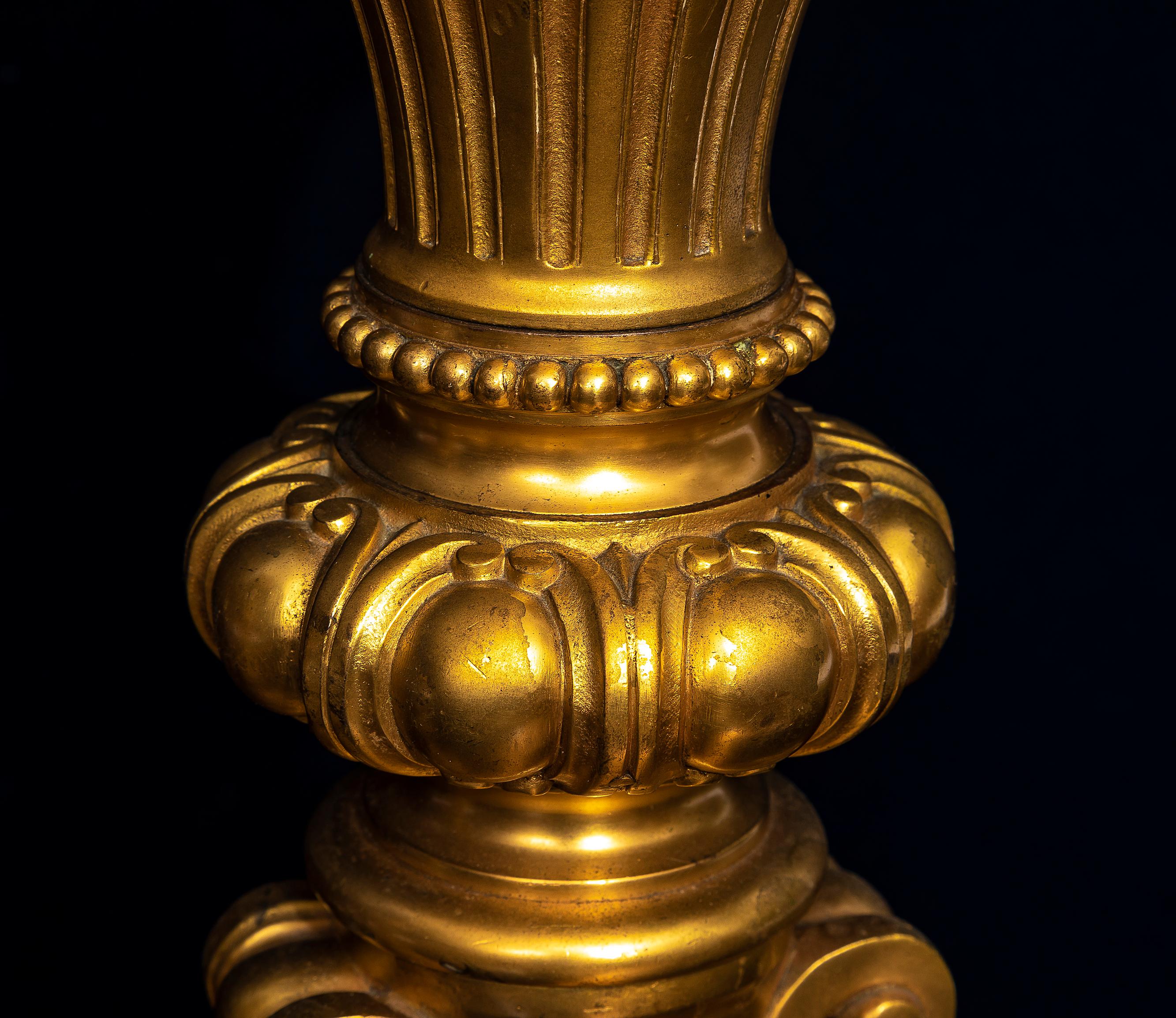 Ein großes Paar Ormolu-Chenets/Andirons im Stil Ludwigs XVI. des 19. im Angebot 5