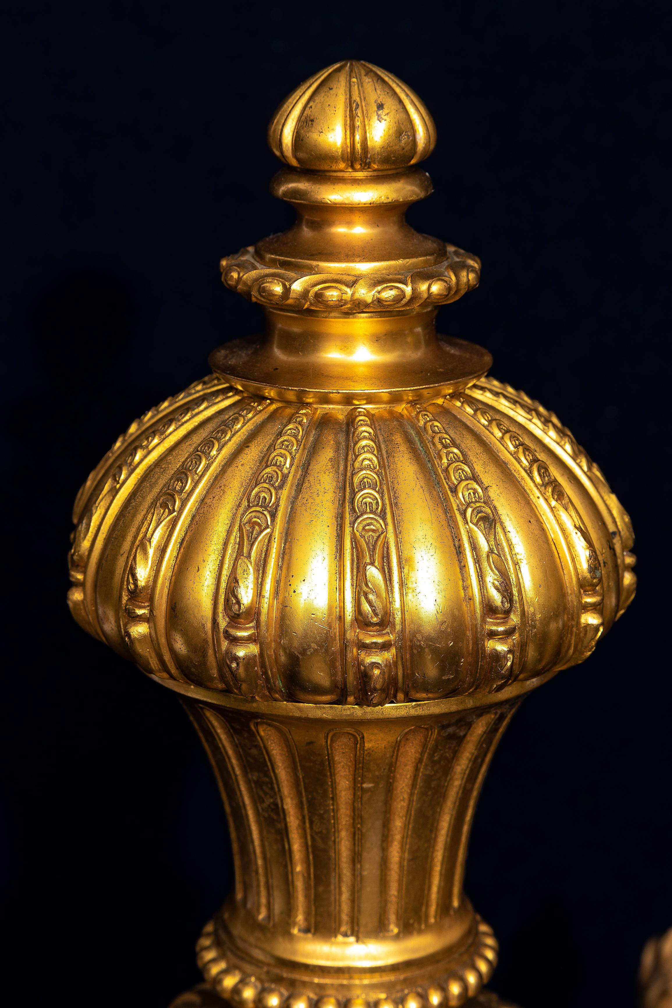Ein großes Paar Ormolu-Chenets/Andirons im Stil Ludwigs XVI. des 19. im Angebot 6